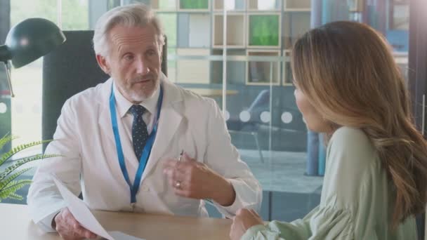 Доктор Офісі Обговорює Результати Тестування Пацієнткою Жінкою Лікарні Знімок Повільному — стокове відео