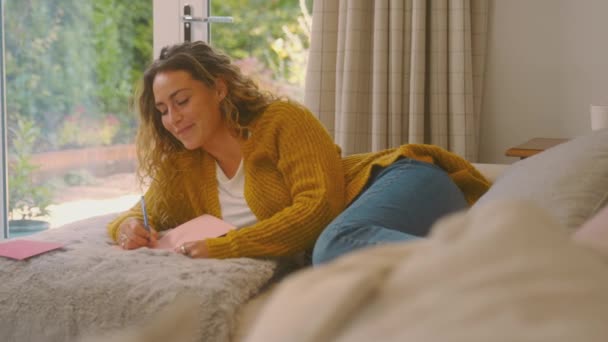 Jeune Femme Pull Chaud Confortable Couchée Sur Canapé Maison Écrivant — Video