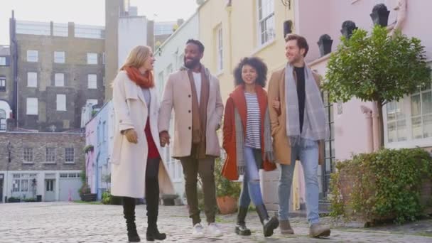 Grupo Multicultural Amigos Abrazándose Mientras Caminan Por Calle Adoquinada Mews — Vídeo de stock