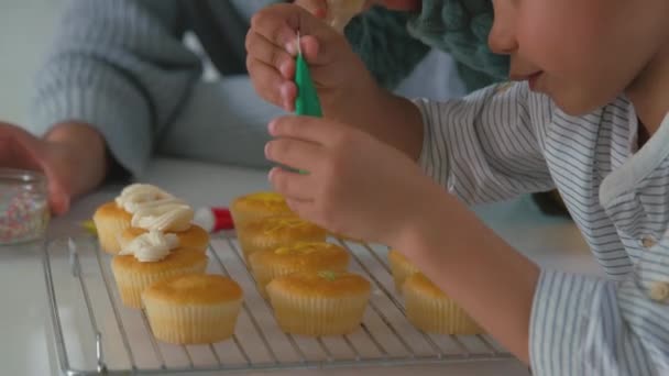 Großaufnahme Von Mutter Und Kindern Der Küche Mit Streusel Und — Stockvideo