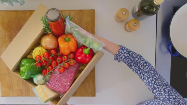 Kadının Mutfak Tezgahına Taze Malzemelerle Dolu Bir Kutu Koyuşunun Görüntüsü — Stok video