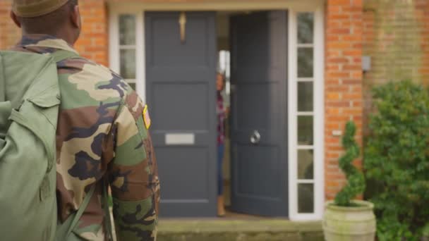 軍の家族は フロントドアを開き 休暇で帰国父を迎えるために実行 スローモーションで撮影 — ストック動画