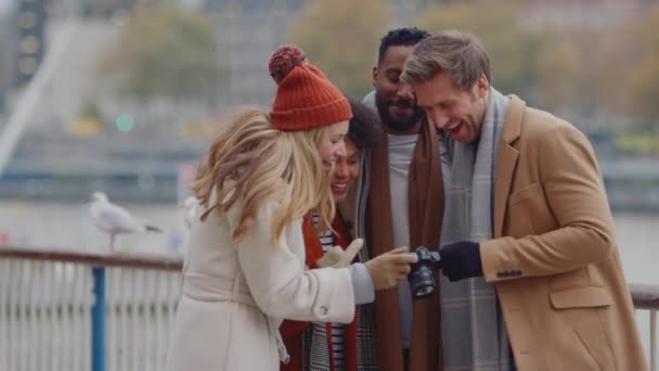秋や冬のロンドン旅行のカメラで写真を見てコートやスカーフを着て屋外の友人のグループ スローモーションで撮影 — ストック動画