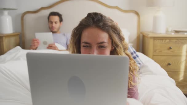 Focus Pulls Foreground Background Couple Wearing Pyjamas Lying Bed Home — Stock Video