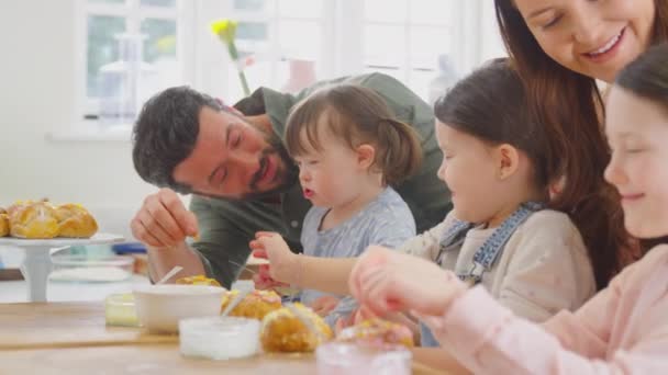 Familia Con Síndrome Hija Sentada Alrededor Mesa Cocina Casa Decorando — Vídeos de Stock