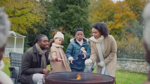 Multigenerační Rodinné Opékání Pojídání Marshmallows Stojící Kolem Ohniště Nebo Grilování — Stock video