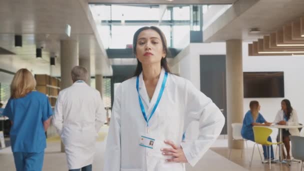 Portret Poważnej Lekarki Noszącej Biały Płaszcz Ruchliwym Budynku Szpitala Nakręcony — Wideo stockowe