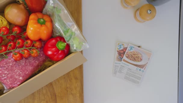 Mutfakta Yemek Tarifi Kartlarının Yanında Bir Kutu Taze Malzeme Var — Stok video