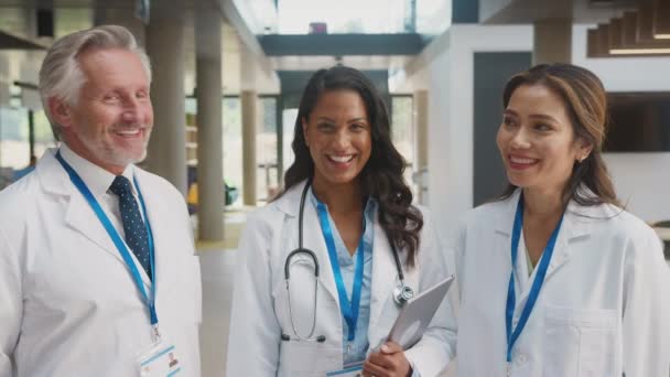Retrato Del Personal Médico Multicultural Con Batas Blancas Tableta Digital — Vídeos de Stock
