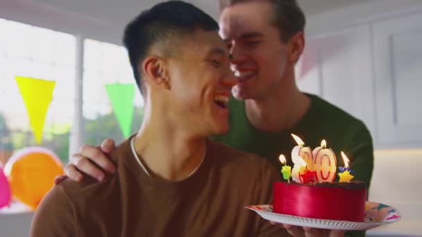 Mesmo Sexo Casal Masculino Comemorando Anos Casa Com Bolo Surpresa — Vídeo de Stock