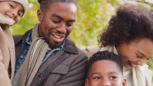 Portret Van Een Glimlachend Gezin Met Ouders Kinderen Die Samen — Stockvideo