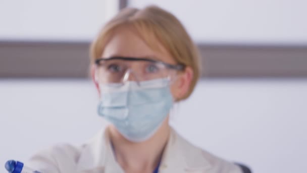 Retrato Uma Mulher Investigadora Laboratório Usar Máscara Ppe Segurar Tubo — Vídeo de Stock