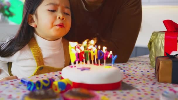 Famiglia Con Due Papà Che Festeggiano Compleanno Della Figlia Casa — Video Stock