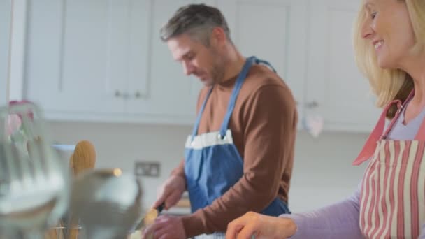 Önlük Giymiş Olgun Bir Çift Malzemeleri Hazırlıyor Evde Birlikte Yemek — Stok video