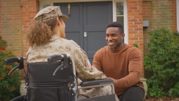 Soldado Americano Ferido Usando Uniforme Sentado Cadeira Rodas Conversando Com — Vídeo de Stock