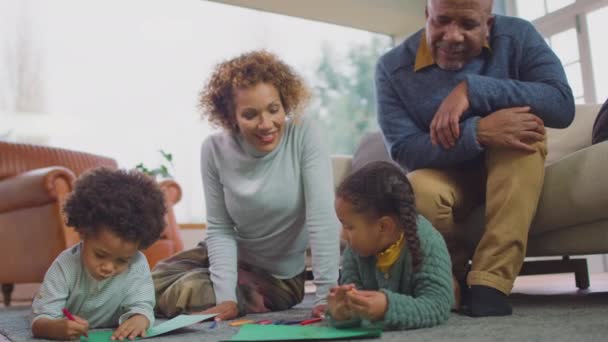 Großeltern Sitzen Hause Mit Enkeln Auf Dem Boden Während Sie — Stockvideo