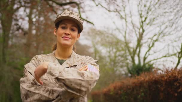 Портрет Американской Женщины Солдата Форме Возвращающейся Домой Отпуске Снято Замедленной — стоковое видео