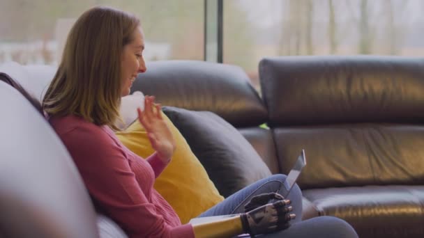 Visão Lateral Jovem Mulher Com Braço Protético Mão Sentada Sofá — Vídeo de Stock