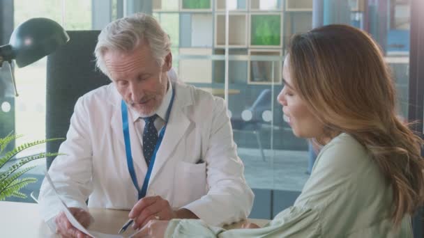 Доктор Офісі Обговорює Результати Тестування Пацієнткою Жінкою Лікарні Знімок Повільному — стокове відео