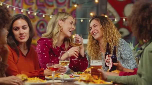 Grupo Amigos Multiculturales Sentados Mesa Restaurante Comiendo Bebiendo Noche Juntos — Vídeos de Stock
