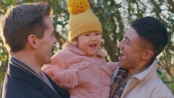 Kış Kırsalında Yürüyen Iki Babalı Aile Portresi Parlayan Güneşe Karşı — Stok video