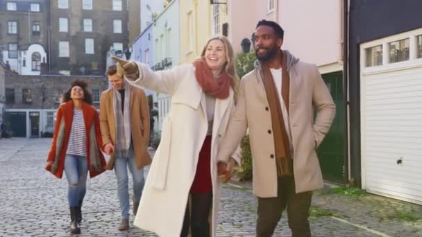 Grupo Multicultural Amigos Abraçando Enquanto Caminham Longo Rua Calçada Mews — Vídeo de Stock
