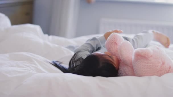 Baba Yatakta Kızıyla Oyuncağıyla Oyun Oynuyor Ağır Çekimde — Stok video