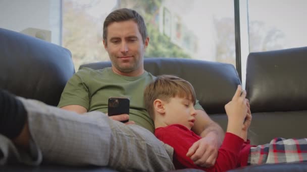 Pai Usa Telefone Celular Como Filho Joga Jogo Computador Dispositivo — Vídeo de Stock