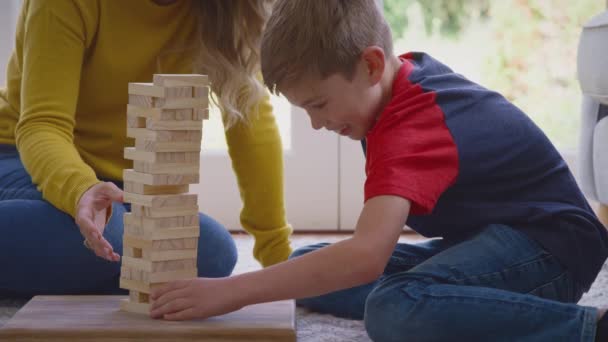 Anne Oğlu Evde Oyun Oynuyorlar Ahşap Blokları Dengeleyip Ağır Çekimde — Stok video