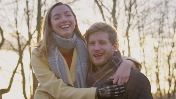 冬や秋の田舎で手を抱きしめる義肢のある女性とロマンチックなカップルの肖像 スローモーションで撮影 — ストック動画
