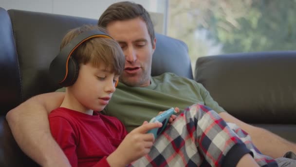 Pai Com Filho Usando Fones Ouvido Sem Fio Jogando Jogo — Vídeo de Stock
