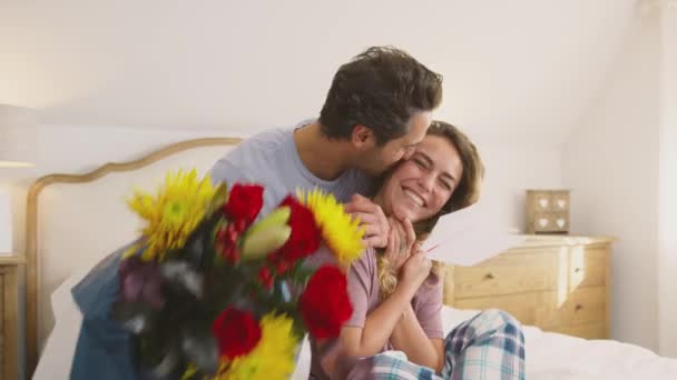 Kjærlig Par Med Pyjamas Senga Hjemme Som Feirer Fødselsdag Eller – stockvideo