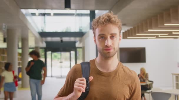 Портрет Студента Чоловіка Зайнятому Університетському Або Коледжному Будівництві Знімок Повільному — стокове відео