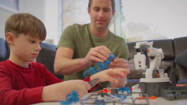 Padre Figlio Pigiama Costruiscono Braccio Robotico Kit Plastica Casa Progetto — Video Stock