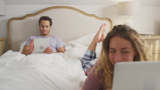 Focus Pulls Background Foreground Couple Wearing Pyjamas Lying Bed Home — Stock Video