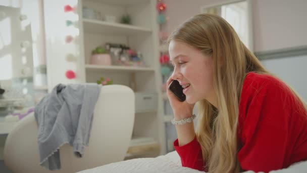Nastolatka Ortodontycznych Szelkach Leżąca Łóżku Domu Rozmawiająca Przez Telefon Komórkowy — Wideo stockowe