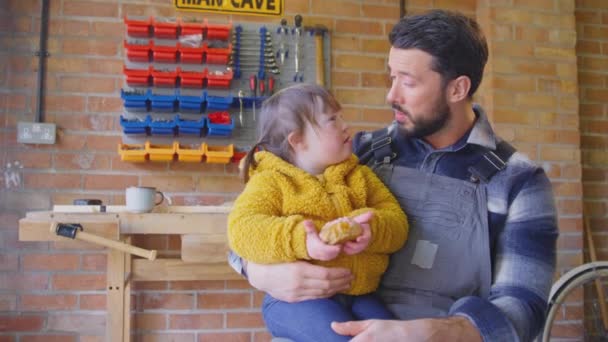Père Avec Trisomie Fille Manger Gâteau Maison Atelier Tourné Ralenti — Video