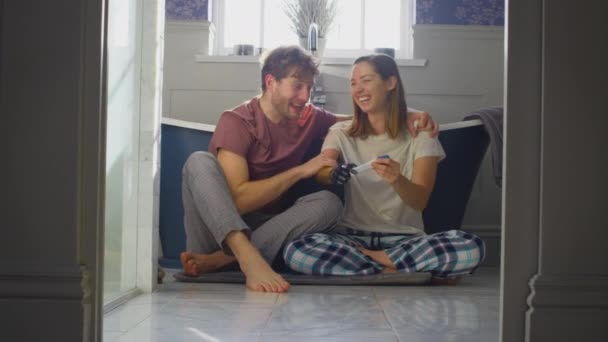 Casal Animado Com Mulher Com Braço Protético Sentado Chão Banheiro — Vídeo de Stock