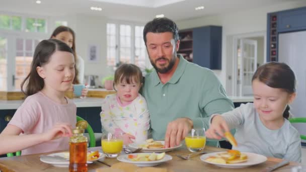 Familie Mit Syndrom Tochter Sitzt Hause Tisch Und Frühstückt Mit — Stockvideo