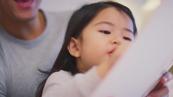 Închiderea Tatălui Pat Domiciliu Citind Povestea Fiicei Împușcat Mișcare Lentă — Videoclip de stoc