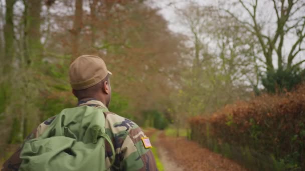Rückansicht Eines Soldaten Tarnuniform Der Eine Kit Tasche Bei Sich — Stockvideo