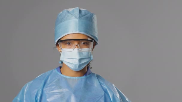 마스크와 배경에 안경을 외과의의 스튜디오 초상화느린 움직임으로 — 비디오