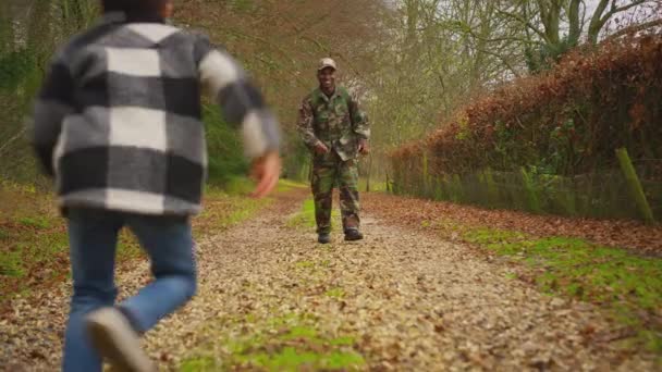 Αμερικανός Στρατιώτης Που Έρχεται Σπίτι Άδεια Γονατίζει Για Συναντήσει Γιο — Αρχείο Βίντεο