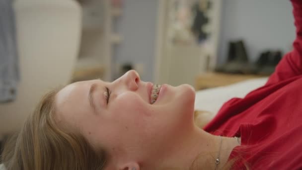 Nahaufnahme Eines Teenagers Mit Kieferorthopädie Zahnspange Der Hause Mit Digitalem — Stockvideo