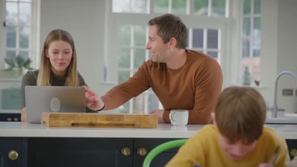 Pais Ajudando Filho Filha Adolescente Com Dever Casa Sentado Cozinha — Vídeo de Stock