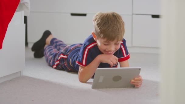 Băiat Acasă Dormitor Purtând Pijamale Uitându Film Sau Arătând Tableta — Videoclip de stoc
