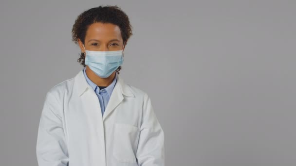 Retrato Estúdio Médico Sorridente Trabalhador Laboratório Casaco Branco Usando Máscara — Vídeo de Stock