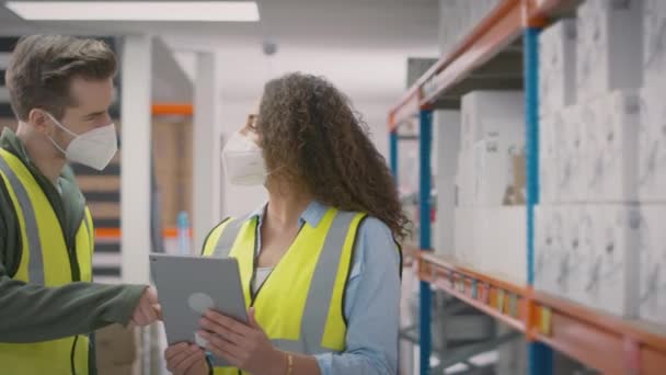Lavoratori Con Tablet Digitale Nel Magazzino Distribuzione Che Addestrano Tirocinanti — Video Stock