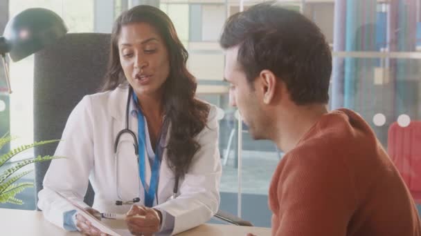 オフィスの女性医師は 病院で男性患者とテスト結果を議論 スローモーションで撮影 — ストック動画