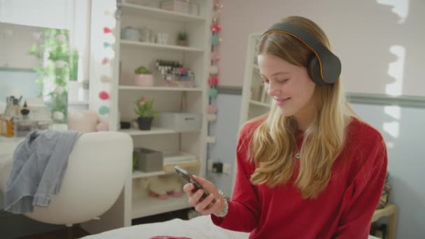 Teenage Dívka Sobě Bezdrátové Sluchátka Streaming Hudba Nebo Film Mobilního — Stock video
